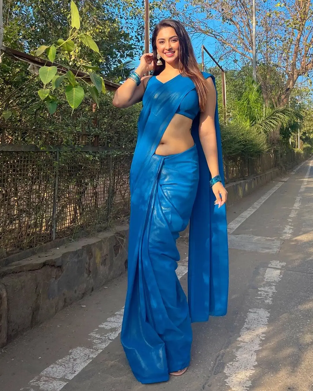 INDIAN ACTRESS ESHANYA MAHESHWARI IN BLUE SAREE SLEEVELESS BLOUSE 2